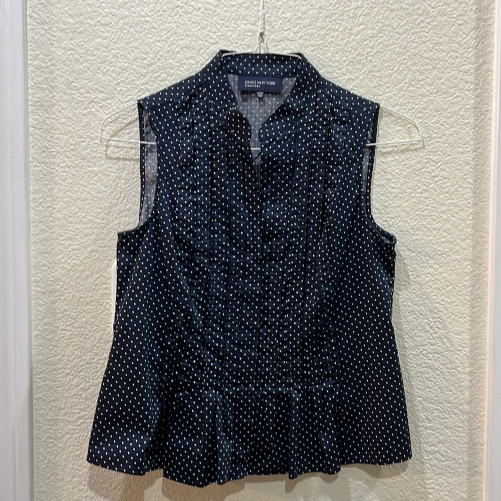 Jones New York Sleeveless Button-Down Navy/White Polka Dot Shirt Pleated Front